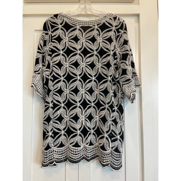 Solitaire 1X black white  scalloped embroidered tunic - Picture 2 of 10